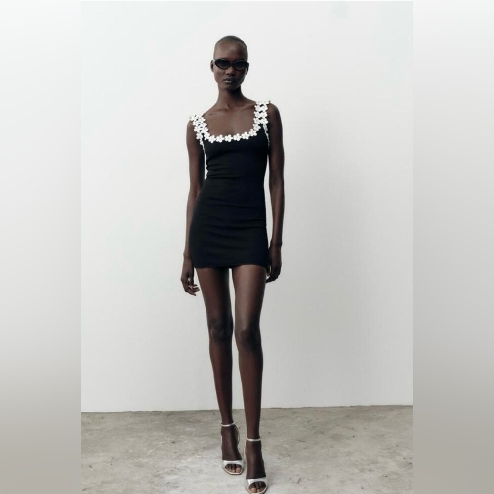 ZARA STRETCH DRESS WITH FLOWER HARDWARE